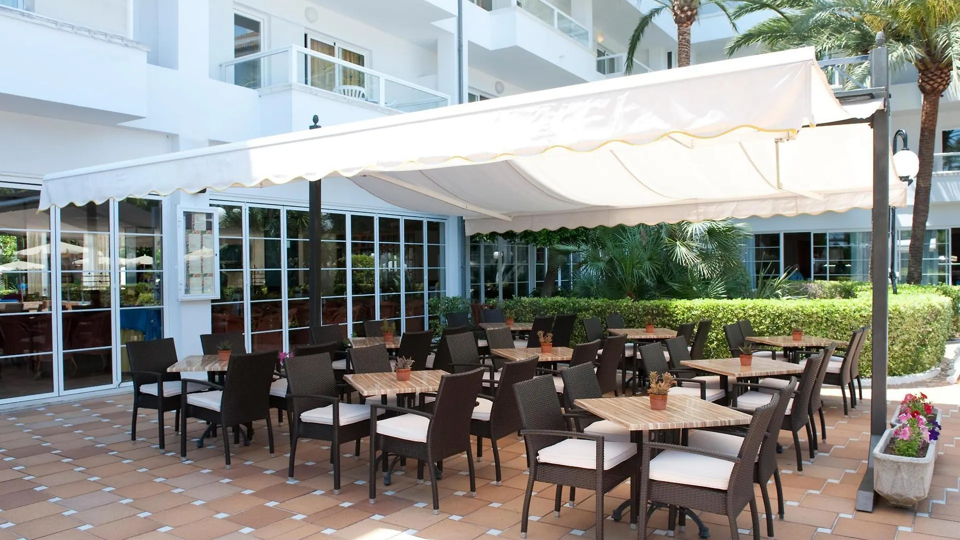 Grupotel Alcudia Suite Playa de Muro  Aparthotel Playa de Muro (Mallorca)